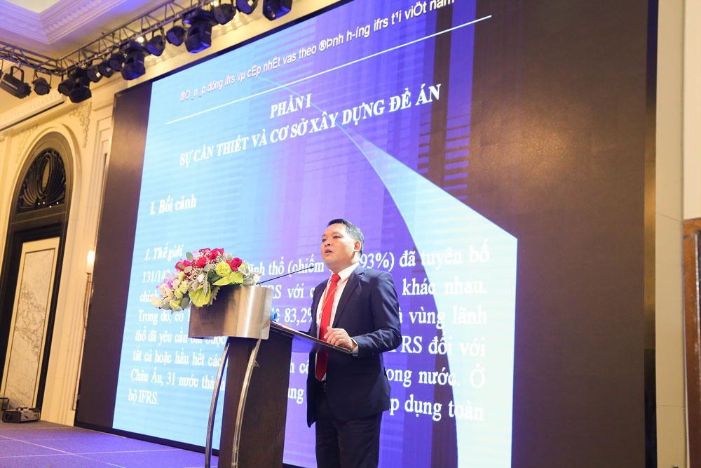 Ông Trịnh Đức Vinh, Cục phó Cục Quản lý giám sát kế toán, kiểm toán, Bộ Tài chính thông tin về lộ trình áp dụng IFRS tại Việt Nam