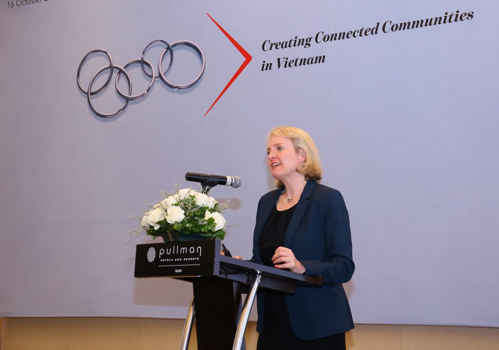 Bà Kristin Gillon, Giám đốc nghiên cứu công nghệ toàn cầu của ICAEW trình bày tác động của cuộc cách mạng công nghiệp 4.0 đến nghề nghiệp kếtoán.